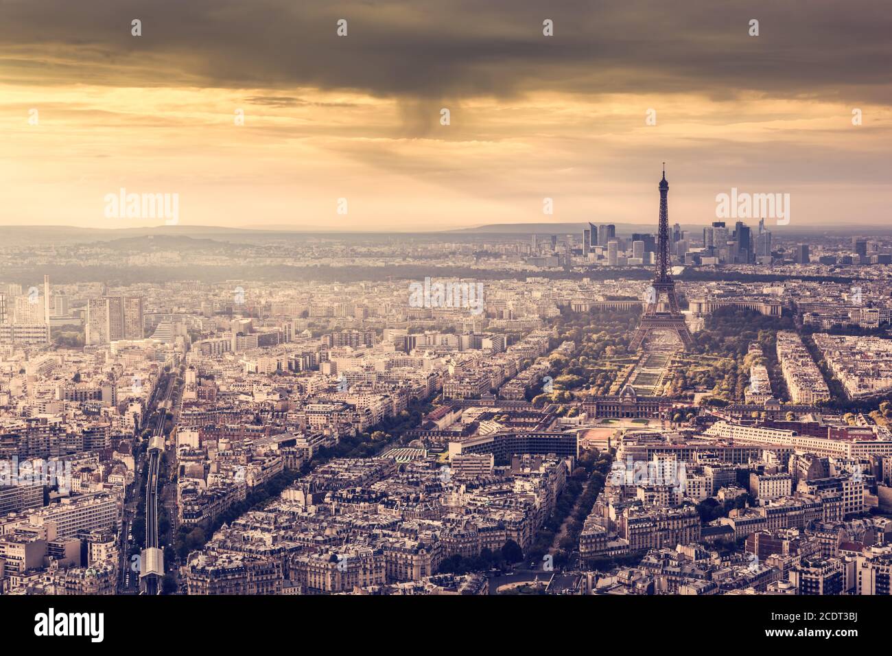 Parigi, Francia al tramonto. Torre Eiffel in romantica luce dorata Foto Stock