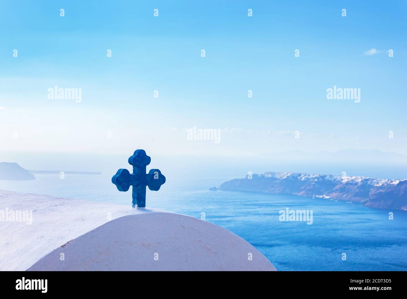 Croce blu sul tetto della chiesa di Fira sull'isola di Santorini, Grecia. Vista mare Egeo Foto Stock