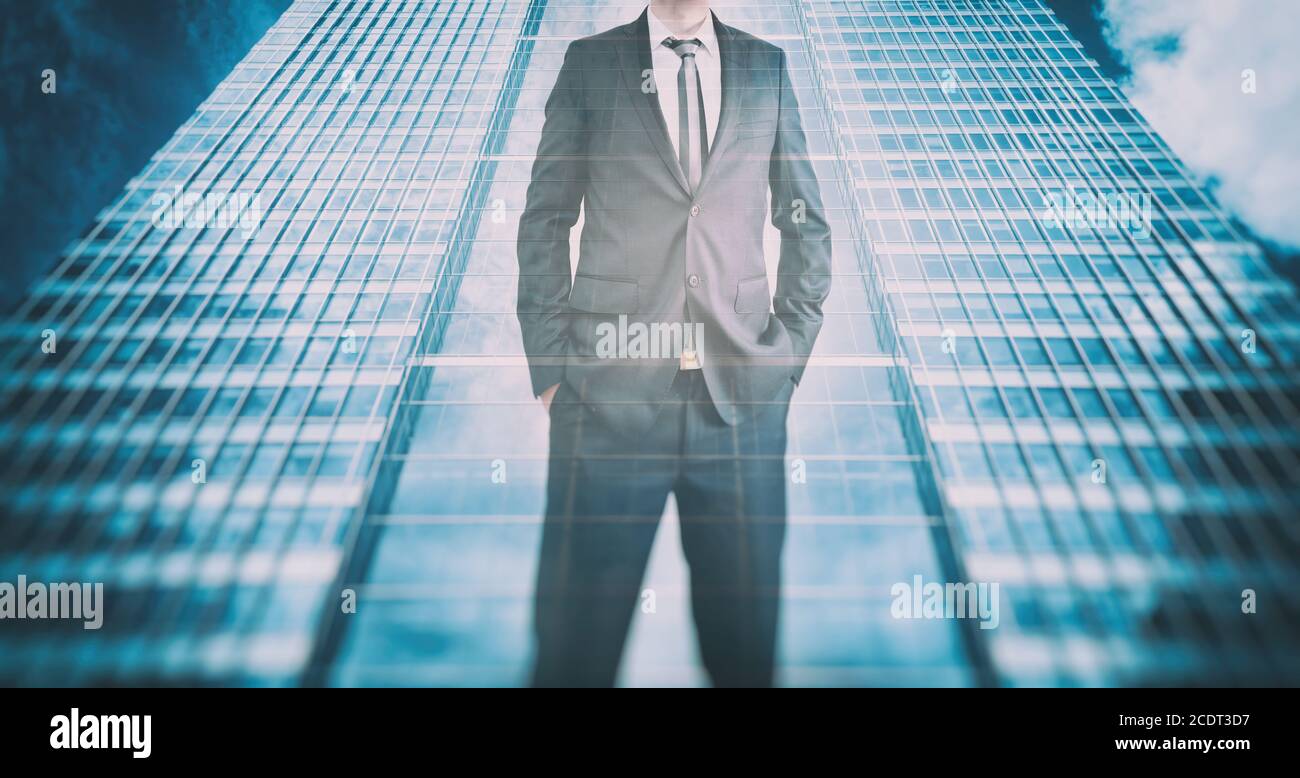 Riflessione di un uomo d'affari in grattacielo moderno. Business leader, crescita professionale Foto Stock