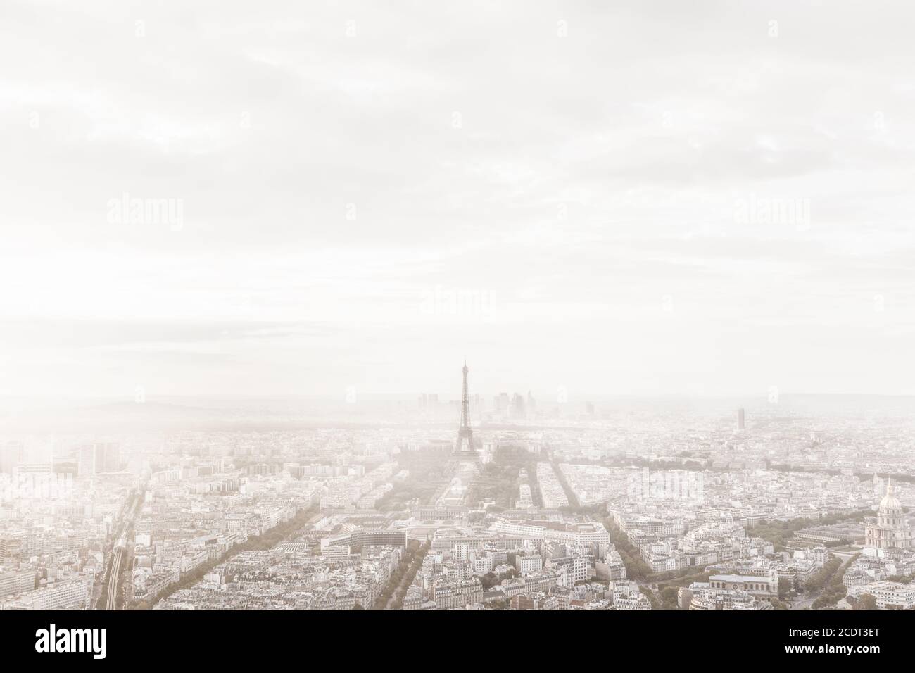 Parigi, Francia skyline in nebbia nebbiosa. Torre Eiffel nebbia, vista unica. Foto Stock