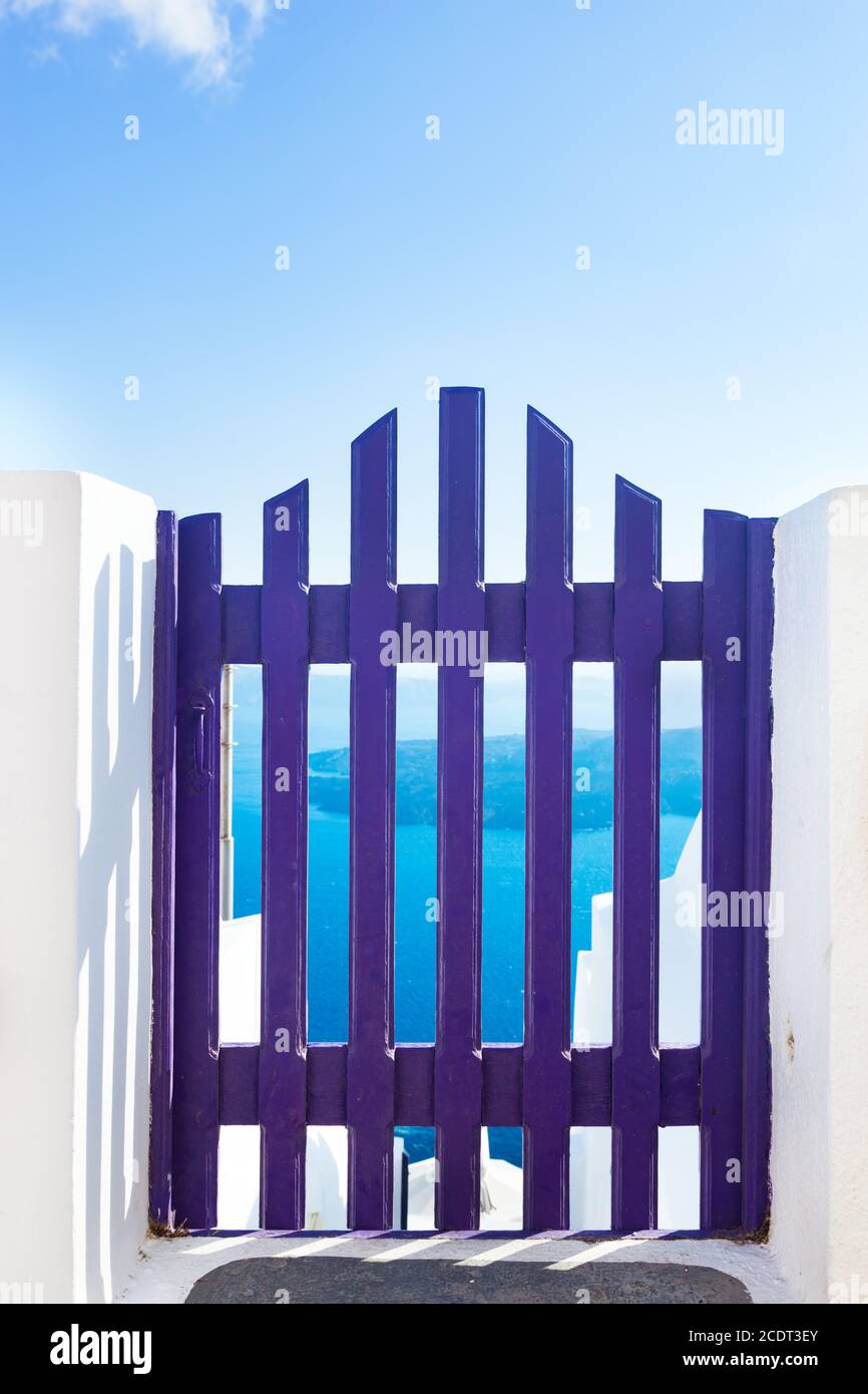 Piccolo cancello blu recinto a Oia sull'isola di Santorini, Grecia. Foto Stock