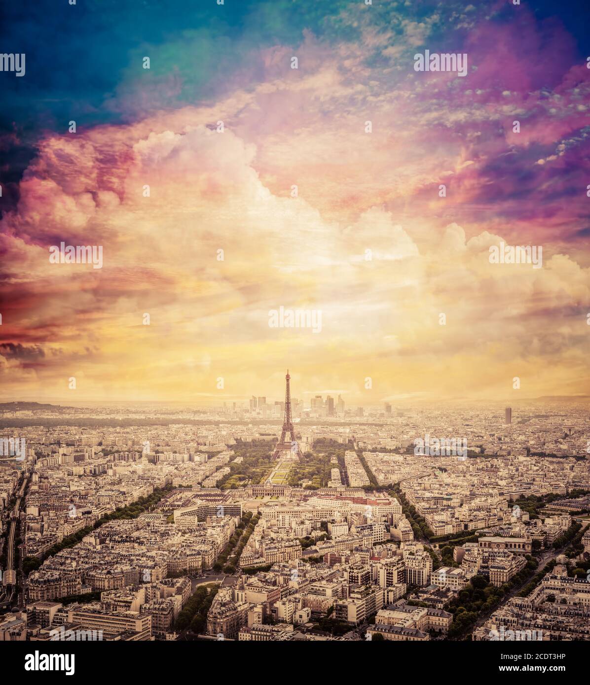 Parigi, Francia con un fantastico cielo unico al tramonto. Torre Eiffel con luce calda Foto Stock