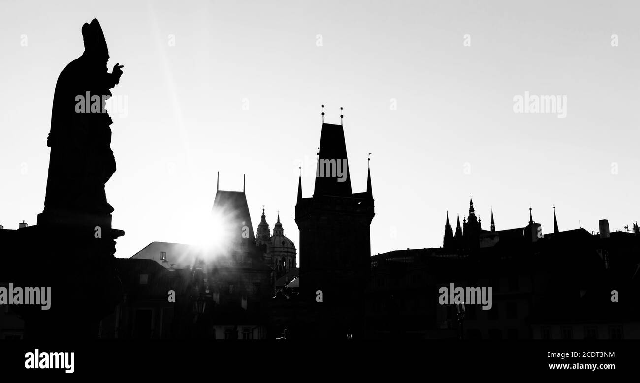 Ponte Carlo all'alba, Praga, Repubblica Ceca. Statue e torri sagome Foto Stock