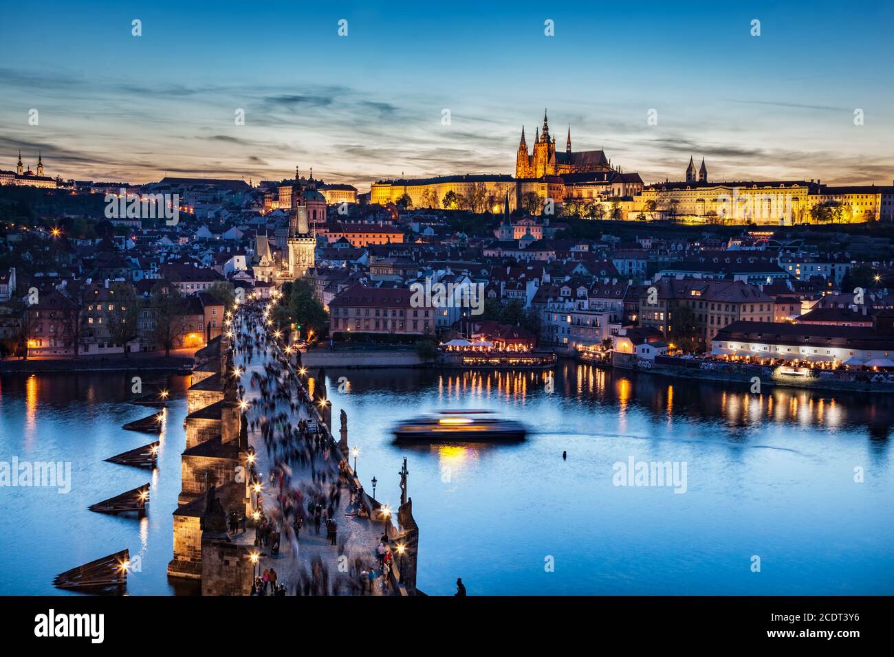 Ponte Carlo sul fiume Moldava a Praga, Repubblica Ceca al tramonto, notte. Castello di Praga Foto Stock
