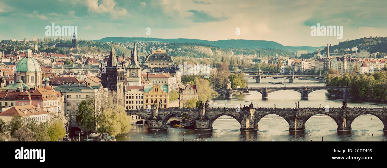 Praga, Repubblica Ceca, attraversa lo skyline con lo storico Ponte Carlo e il fiume Moldava. Vintage Foto Stock