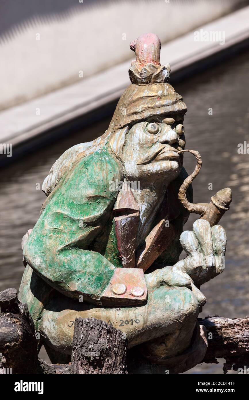 La statua del goblin d'acqua che custodisce il Velkoprerovsky Mill sul torrente Certovka o Devil 39. Praga, Repubblica Ceca Foto Stock