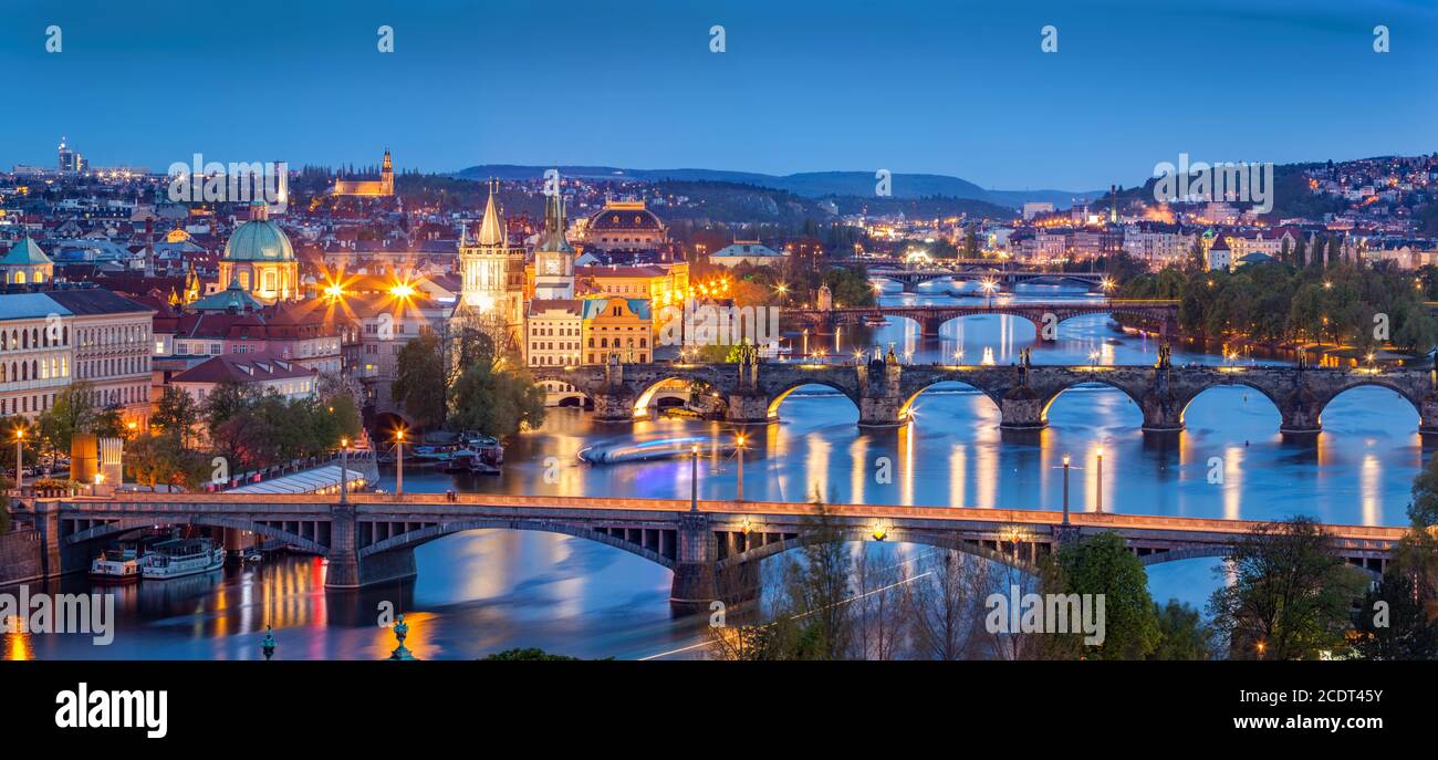 Praga, Repubblica Ceca ponti panorama. Ponte Carlo e fiume Moldava di notte Foto Stock