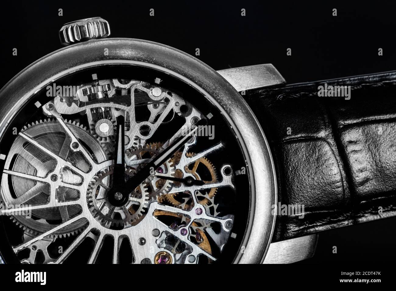 Orologio elegante con meccanismo visibile, orologio. Tempo, moda, concetto di lusso. Foto Stock