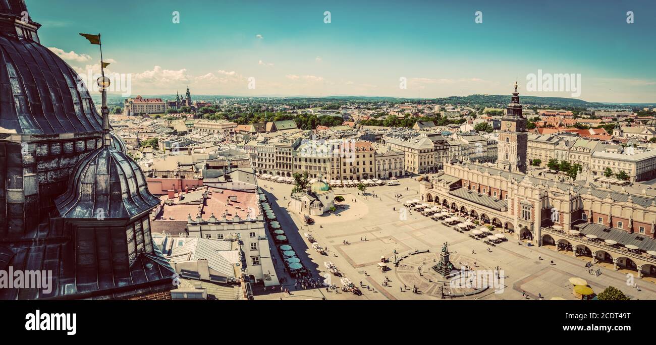 Cracovia, Polonia panorama. Piazza del mercato della città vecchia e Sala dei tessuti Foto Stock