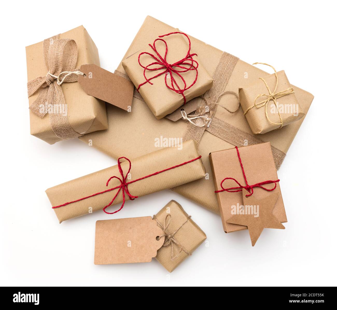 Regali rustici retrò, scatole regalo. Tempo di Natale, carta da imballaggio eco. Foto Stock
