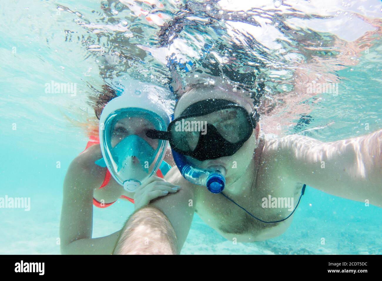 Una coppia innamorata prendendo selfie sott'acqua nell'Oceano Indiano, Maldive Foto Stock