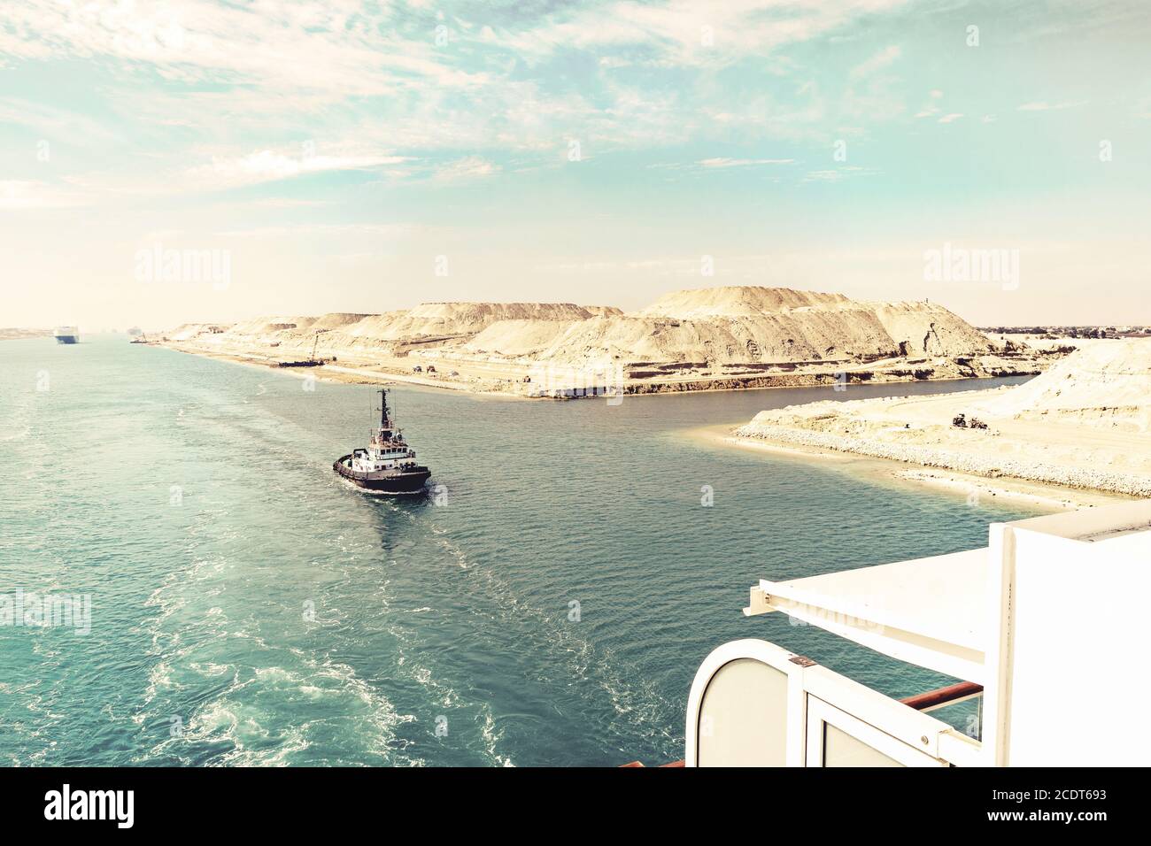 Il canale di Suez - un convoglio di nave con una crociera la nave passa attraverso il nuovo canale di estensione orientale Foto Stock