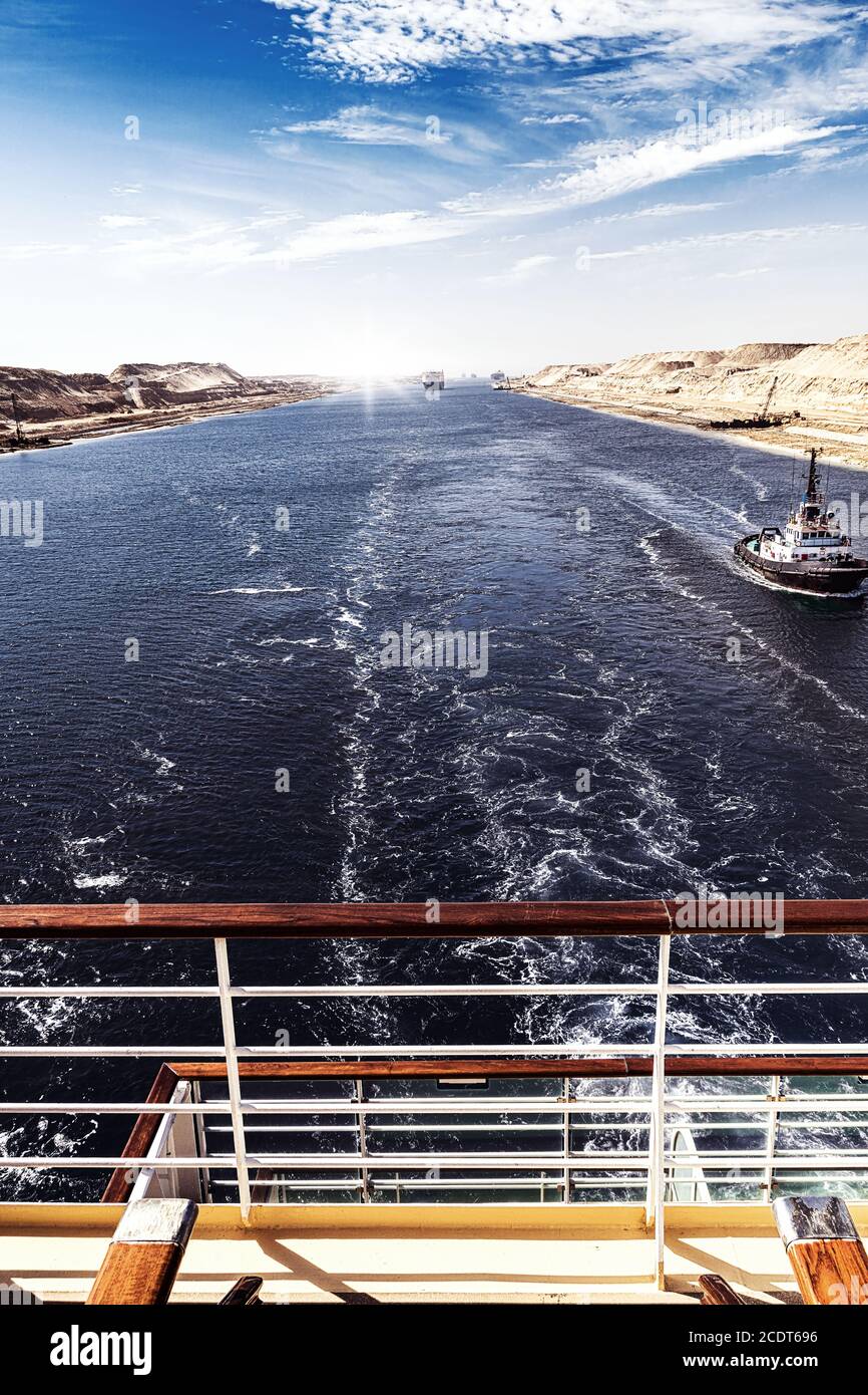 Il canale di Suez - un convoglio di nave con una crociera la nave passa attraverso il nuovo canale di estensione orientale Foto Stock