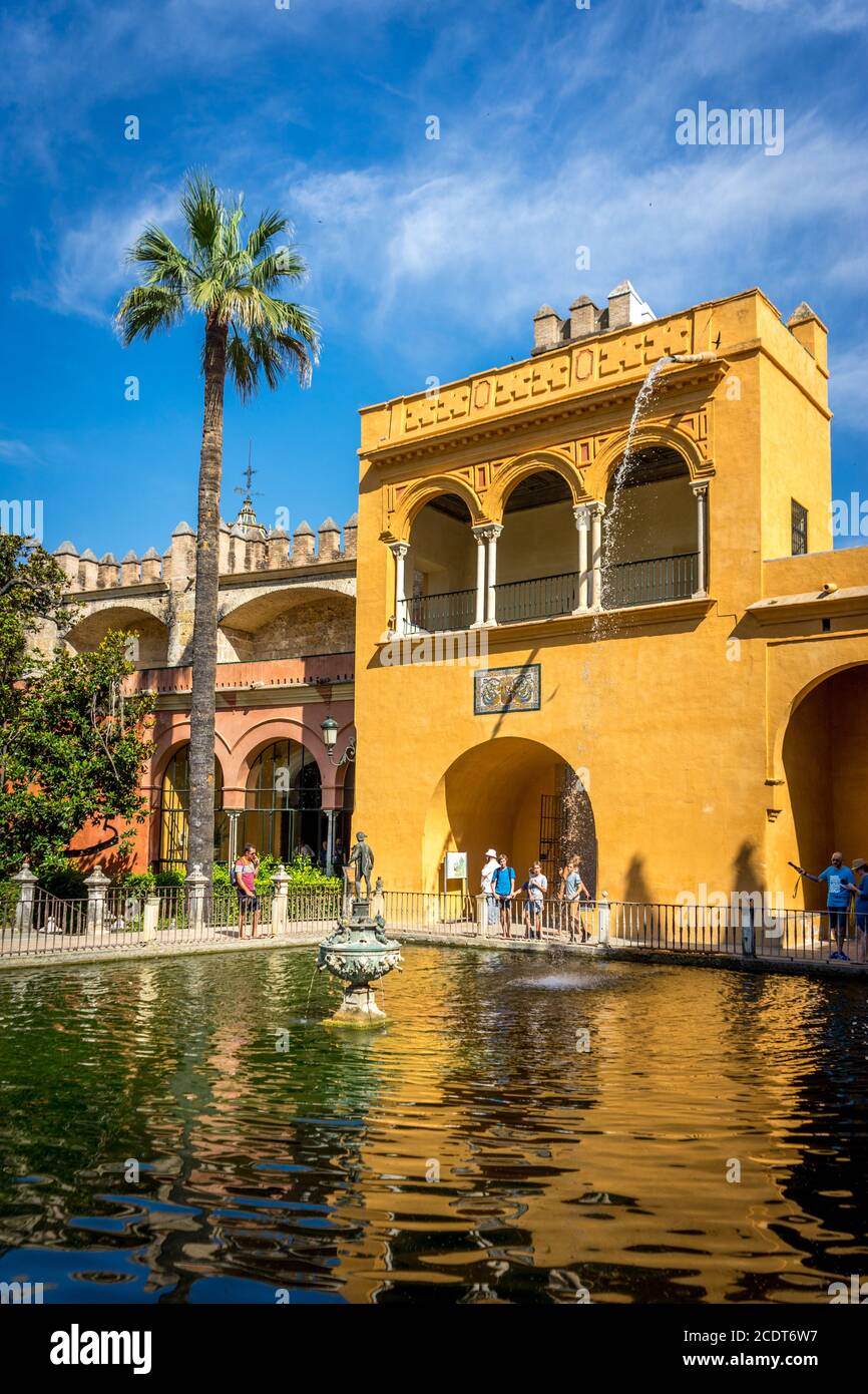 Siviglia, Spagna - 19 giugno: Il giardino Alcazar con la fontana d'acqua, Siviglia, Spagna il 19 giugno 2017. Foto Stock