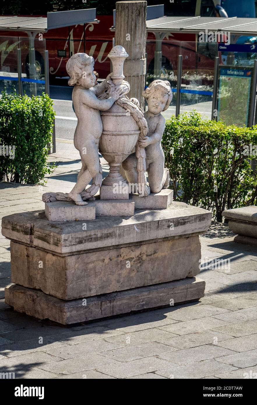 Scultura in marmo bianco di 2 bambini con vaso d'acqua a Madrid, Spagna, Europa Foto Stock