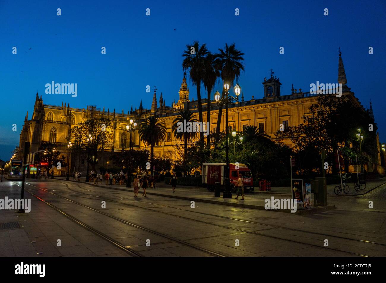 Siviglia, Spagna - 19 giugno: La torre campanaria illuminata di notte a Siviglia, in Spagna, in Europa il 19 giugno 2017. Foto Stock