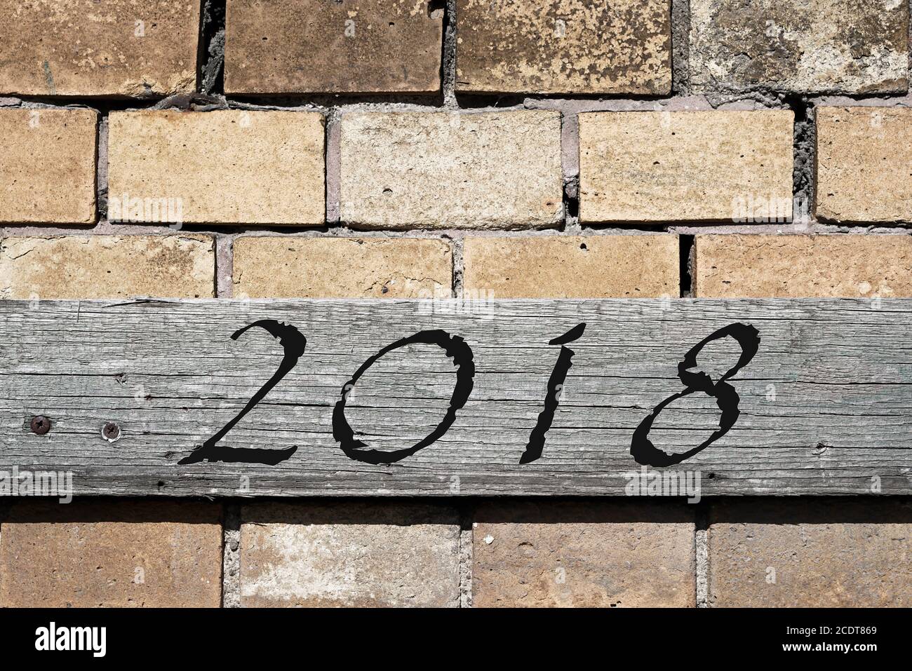 Legno di bordo su una parete della casa con un riferimento a. l'anno 2018 Foto Stock
