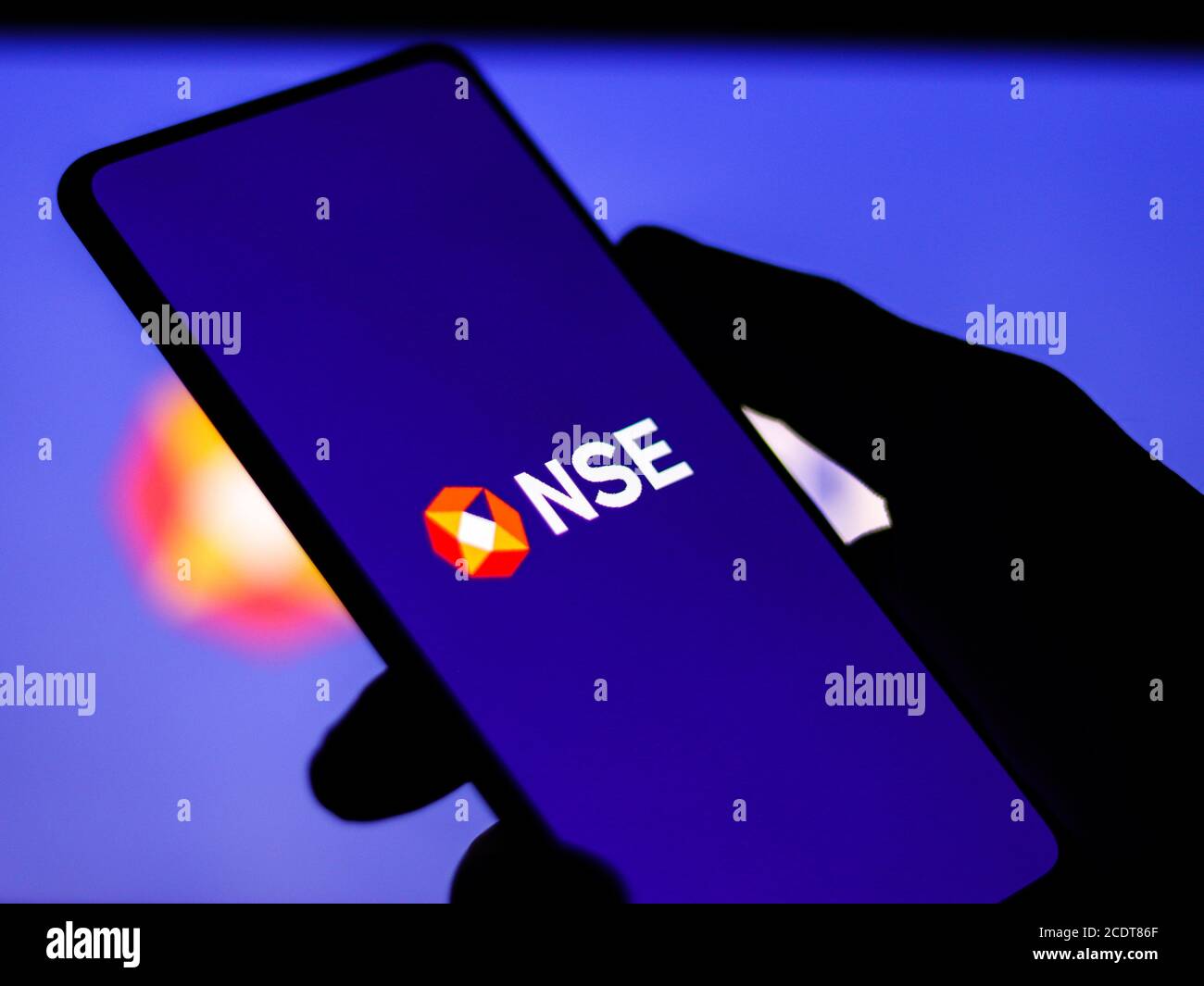 Assam, india - 27 agosto 2020 : il logo NSE sull'immagine di riserva dello schermo del telefono. Foto Stock