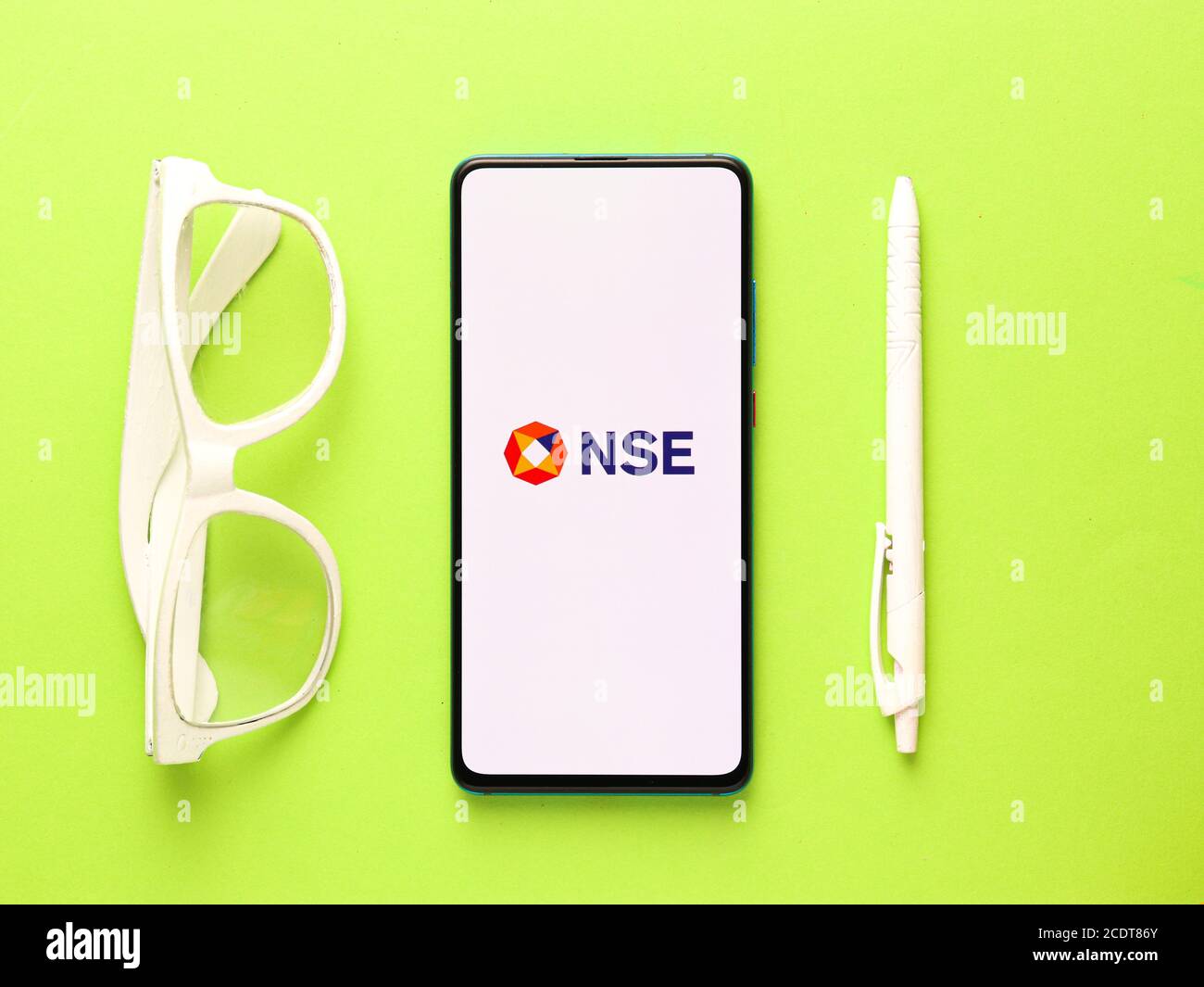Assam, india - 27 agosto 2020 : il logo NSE sull'immagine di riserva dello schermo del telefono. Foto Stock