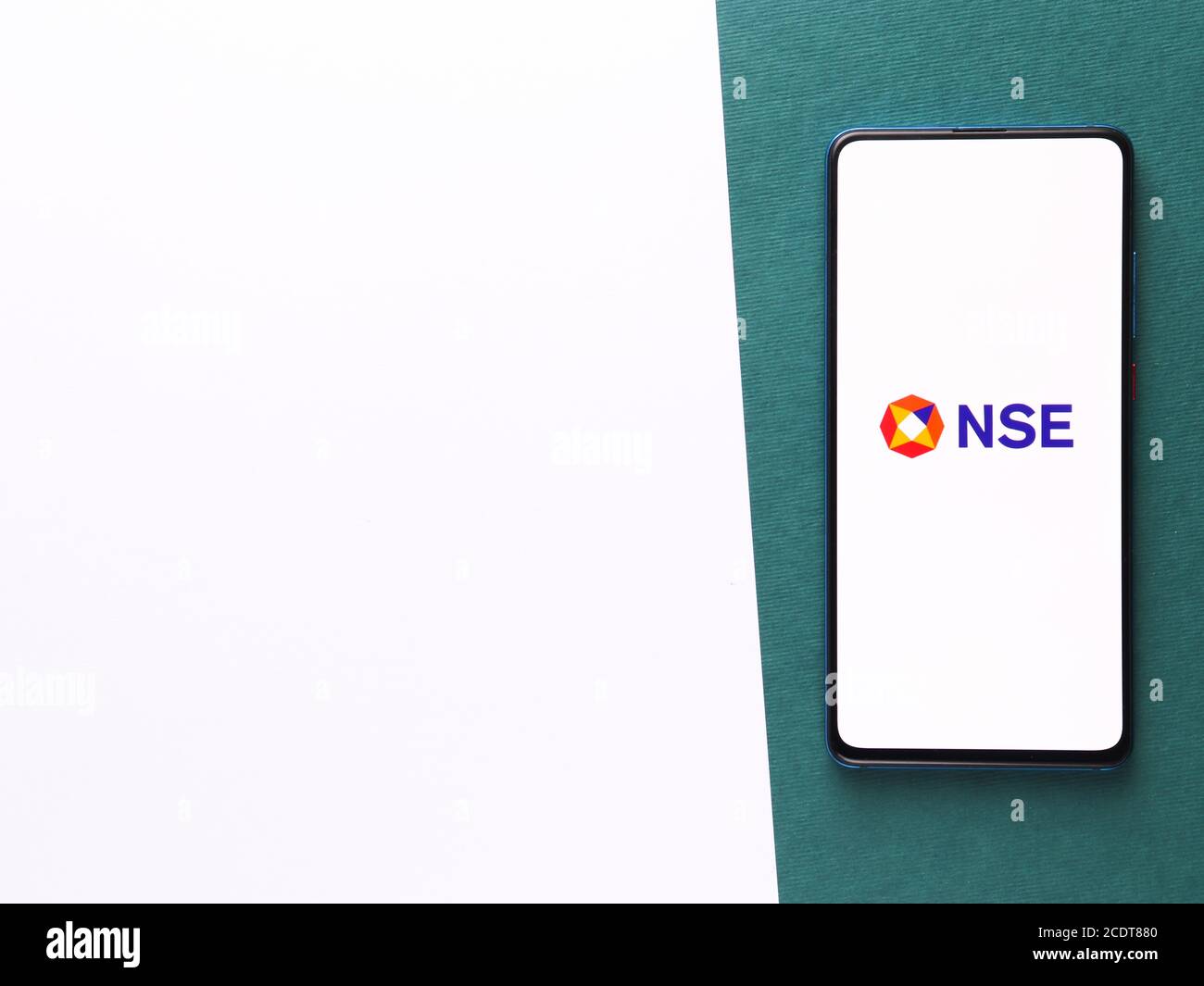 Assam, india - 27 agosto 2020 : il logo NSE sull'immagine di riserva dello schermo del telefono. Foto Stock