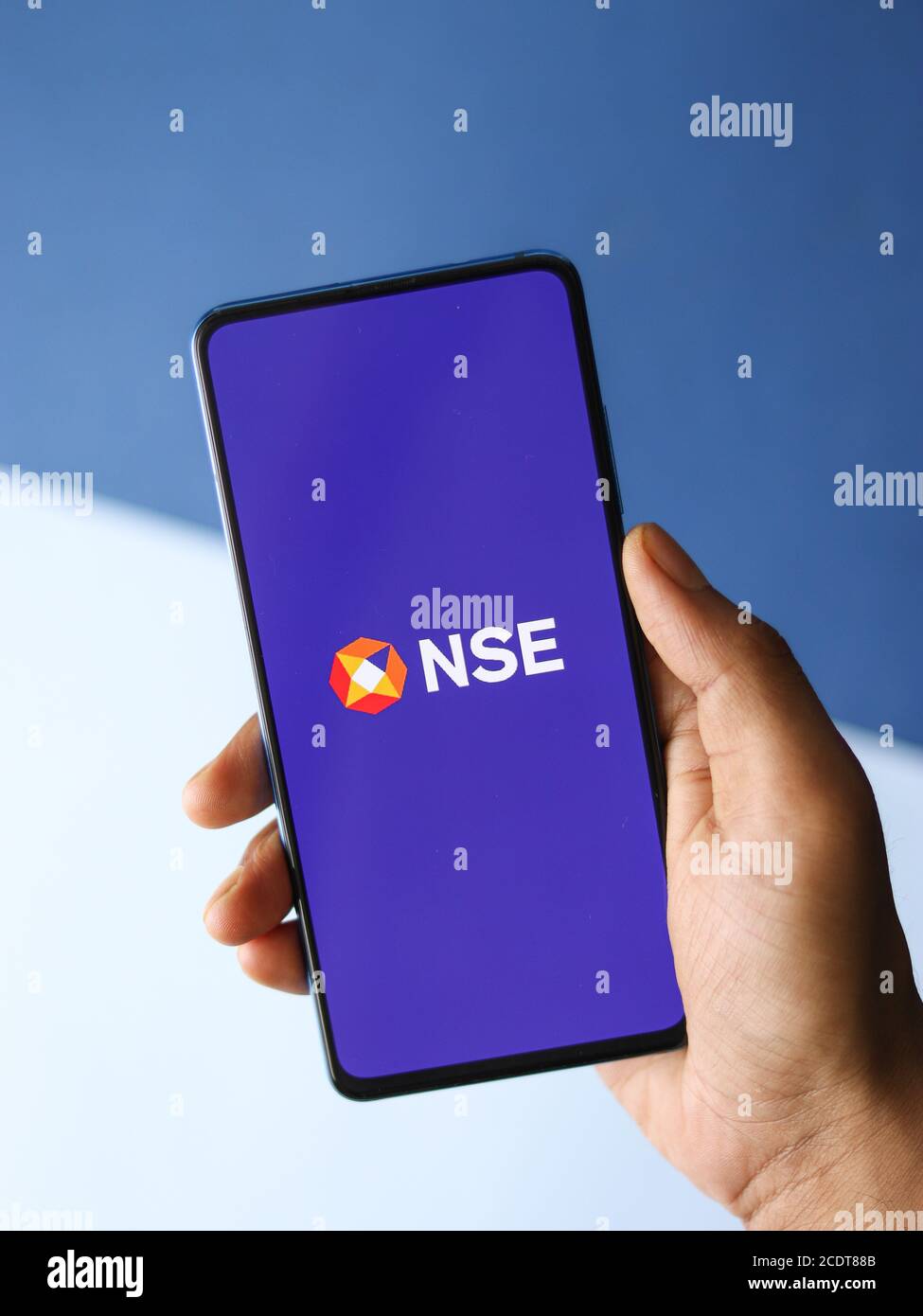 Assam, india - 27 agosto 2020 : il logo NSE sull'immagine di riserva dello schermo del telefono. Foto Stock