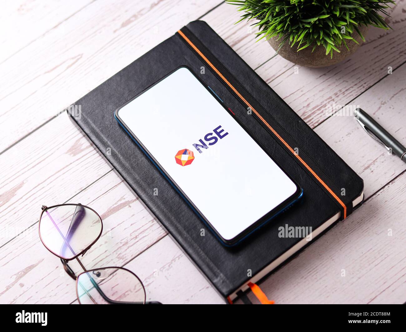Assam, india - 27 agosto 2020 : il logo NSE sull'immagine di riserva dello schermo del telefono. Foto Stock