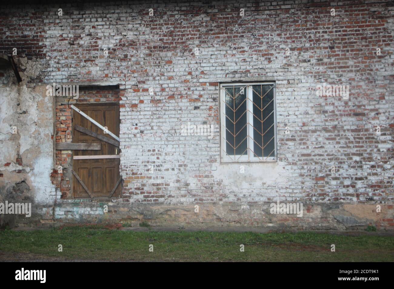 casa abbandonata con finestre a bordo e muri in rovina Foto Stock