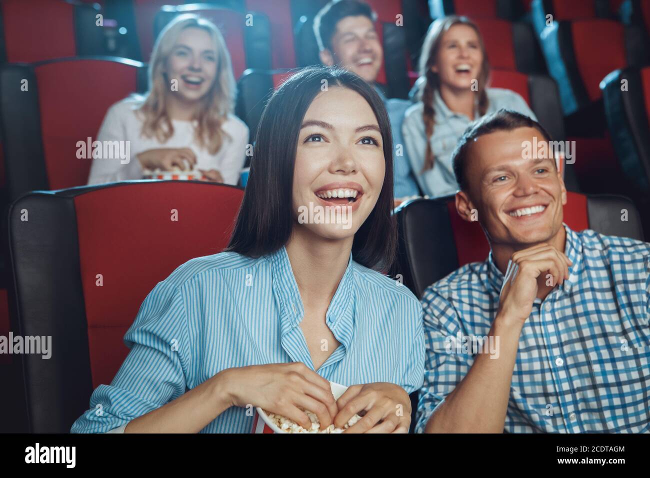 Giovani amici insieme al cinema Foto Stock