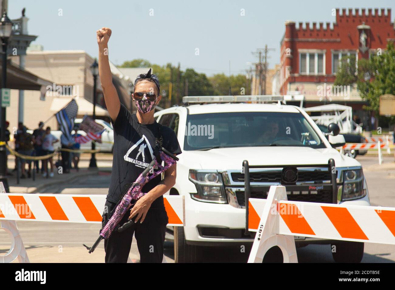 Weatherford, Texas, USA 29 agosto 2020. 29 agosto 2020, Weatherford, TX, USA: Manifestanti e contromanifestanti si riuniscono a Courtyard Square. I manifestanti chiedono la rimozione di un monumento ai soldati confederati. I manifestanti avevano il permesso del Dipartimento di polizia di Weatherford e si sono dati per una protesta pacifica. Alcuni argomenti sono stati scomposti, ma per la maggior parte, è rimasta pacifica, con pochi frappelli e un buon dialogo. Credit: Leslie Spurlock/ZUMA Wire/Alamy Live News Foto Stock