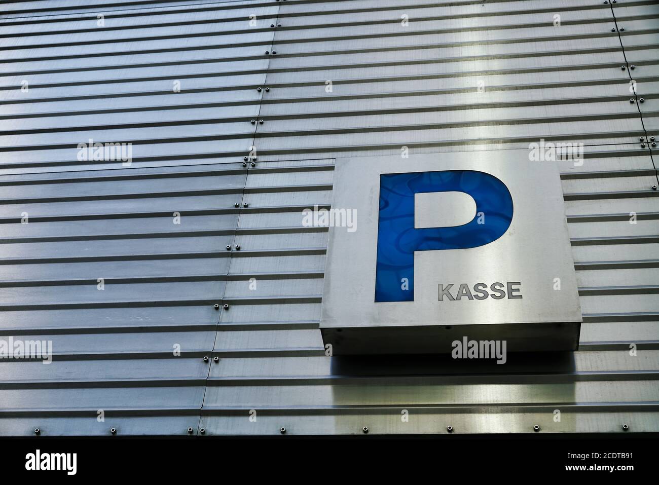 Cartello in un garage nel centro della città Berlino Foto Stock