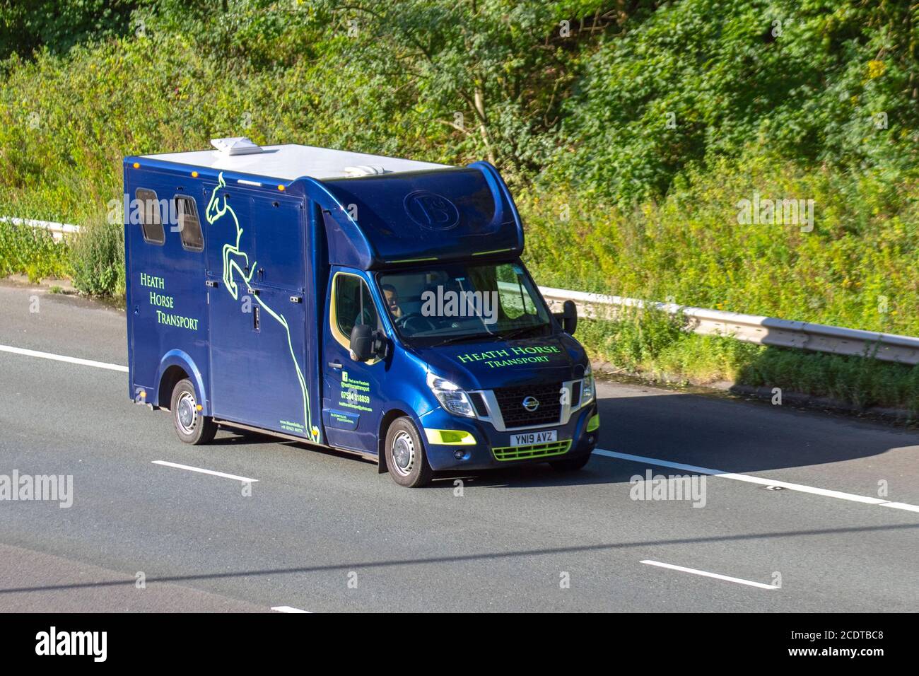 2019 trasporto del cavallo di Nissan Heath; van di crine; trasporto degli animali equini costruito e di conversione dell'autobus che viaggia sull'autostrada M6, Lancashire, Regno Unito Foto Stock