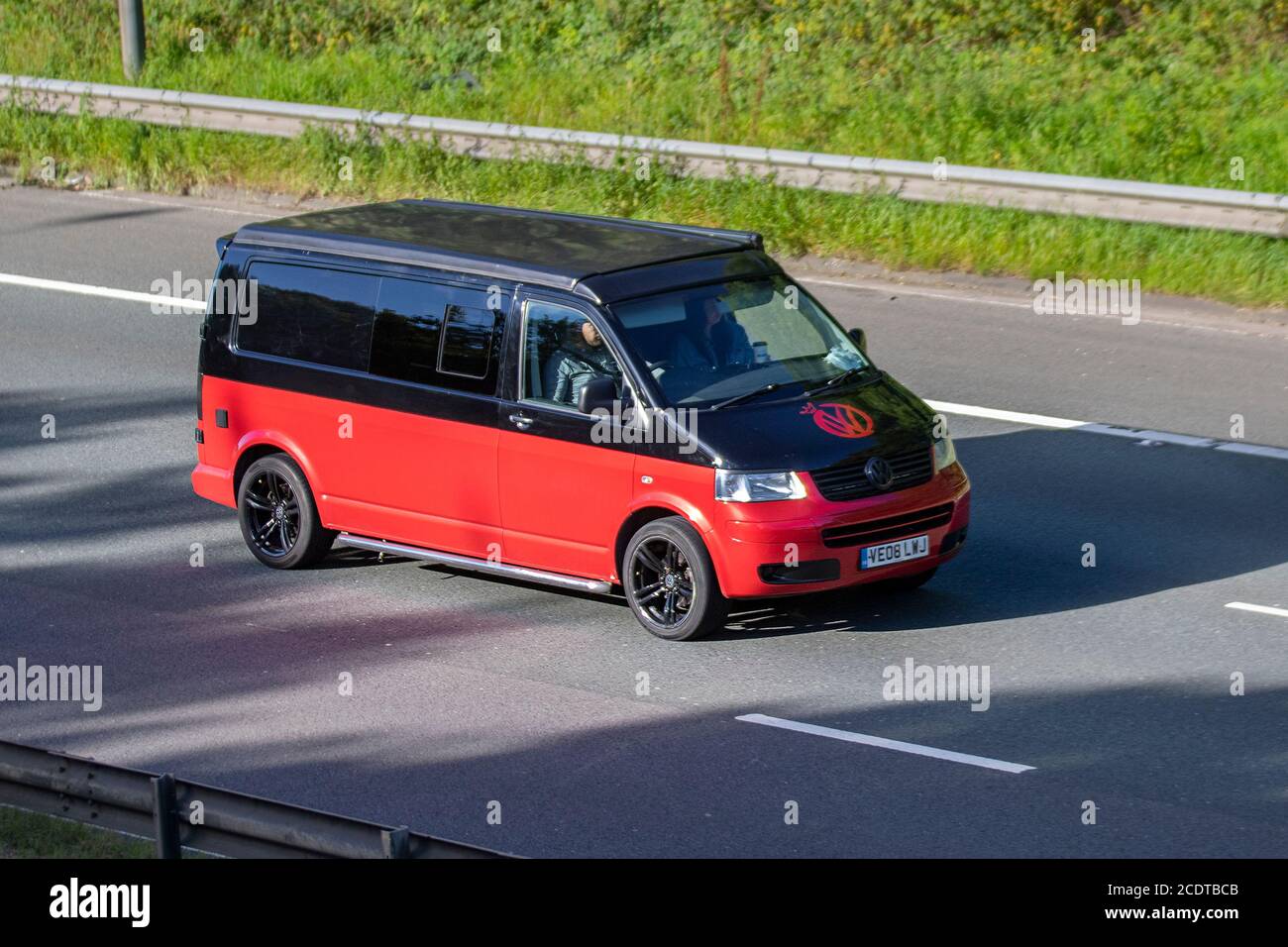 2008 Red Black VW Volkswagen Tr-Porter T30 130 TDI LWB; veicoli in movimento per il traffico veicolare, auto che guidano veicoli su strade del Regno Unito, motori, automobili sulla rete autostradale M6. Foto Stock