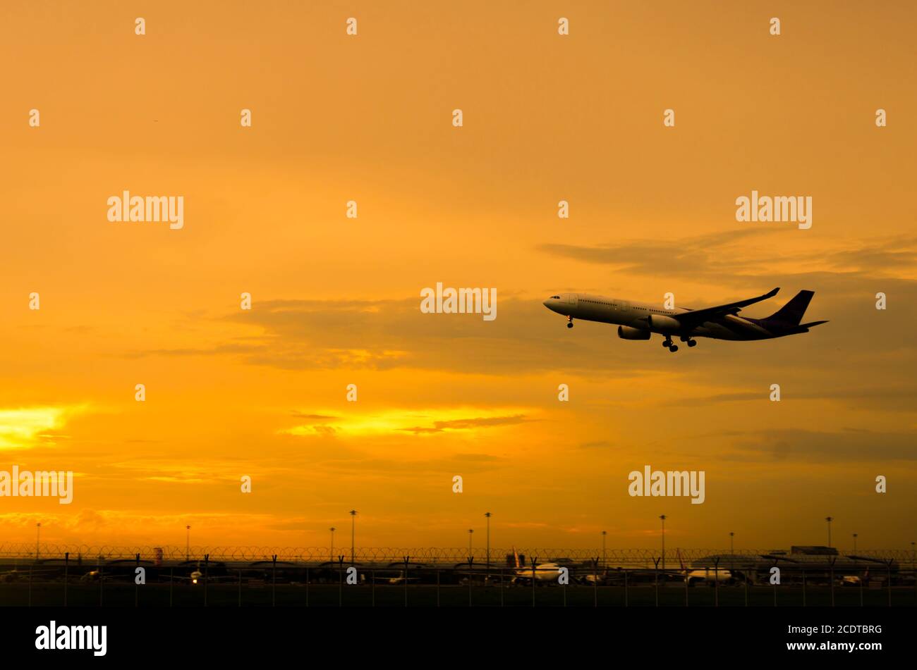 Decollo in aereo in serata Foto Stock
