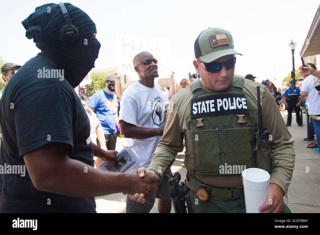 Weatherford, Texas, USA 29 agosto 2020. 29 agosto 2020, Weatherford, TX, USA: Manifestanti e contromanifestanti si riuniscono a Courtyard Square. I manifestanti chiedono la rimozione di un monumento ai soldati confederati. I manifestanti avevano il permesso del Dipartimento di polizia di Weatherford e si sono dati per una protesta pacifica. Alcuni argomenti sono stati scomposti, ma per la maggior parte, è rimasta pacifica, con pochi frappelli e un buon dialogo. Credit: Leslie Spurlock/ZUMA Wire/Alamy Live News Foto Stock