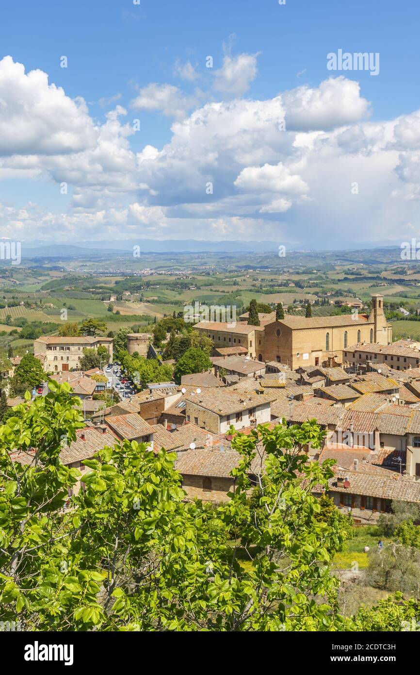 Vista di San Gimignano e di campagna in Toscana, Italia Foto Stock