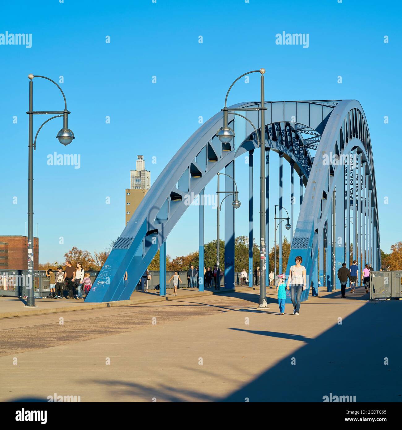 Passeggini in una calda giornata autunnale sul ponte stellare A Magdeburgo Foto Stock Passeggini in una calda giornata autunnale sul ponte stellare A Magdeburgo Foto Stock