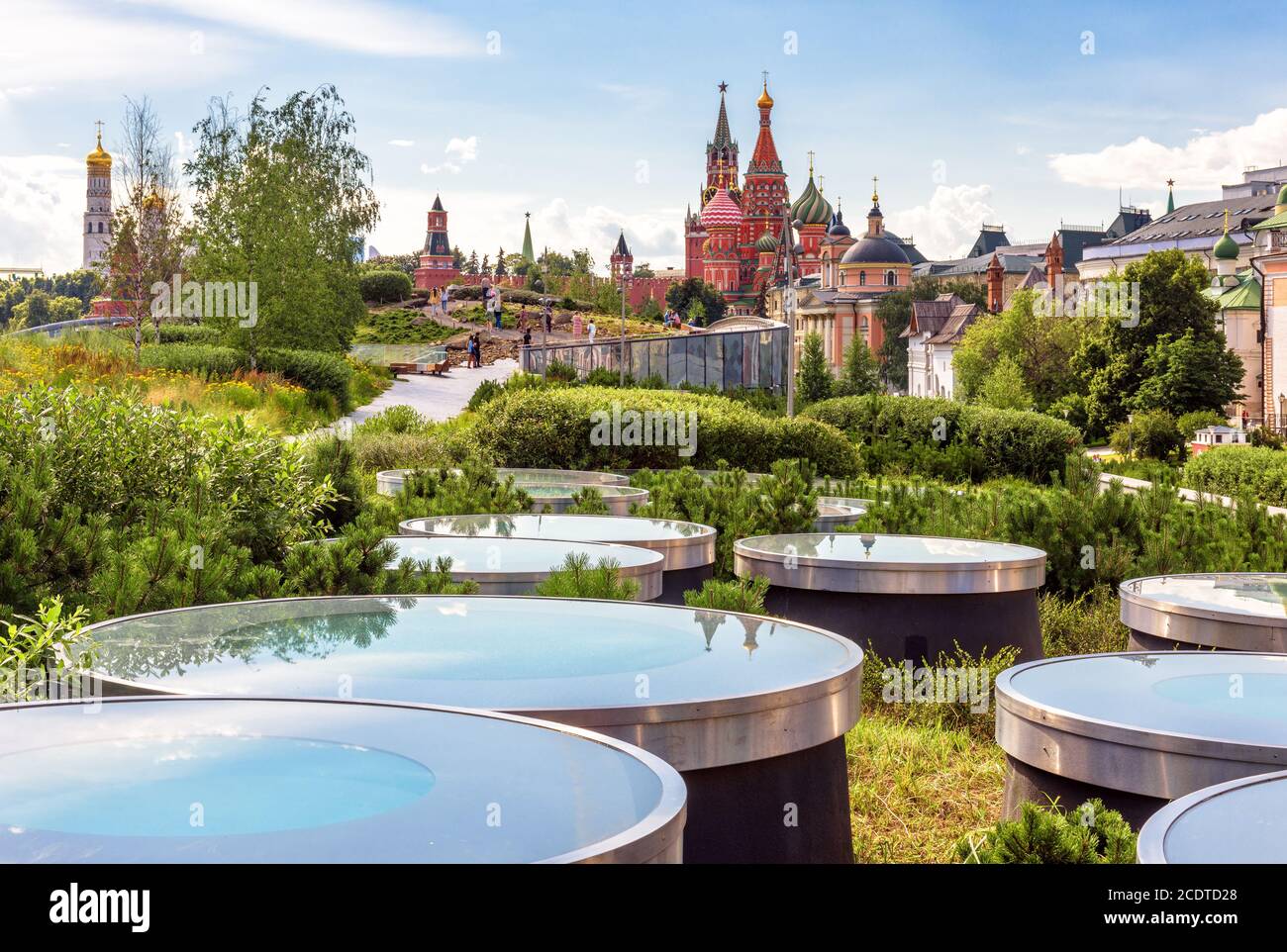 Paesaggio di Mosca in estate, Russia. Design urbano e paesaggistico nel moderno Parco Zaryadye vicino al Cremlino di Mosca, questo luogo è un'attrazione turistica di Mosca Foto Stock