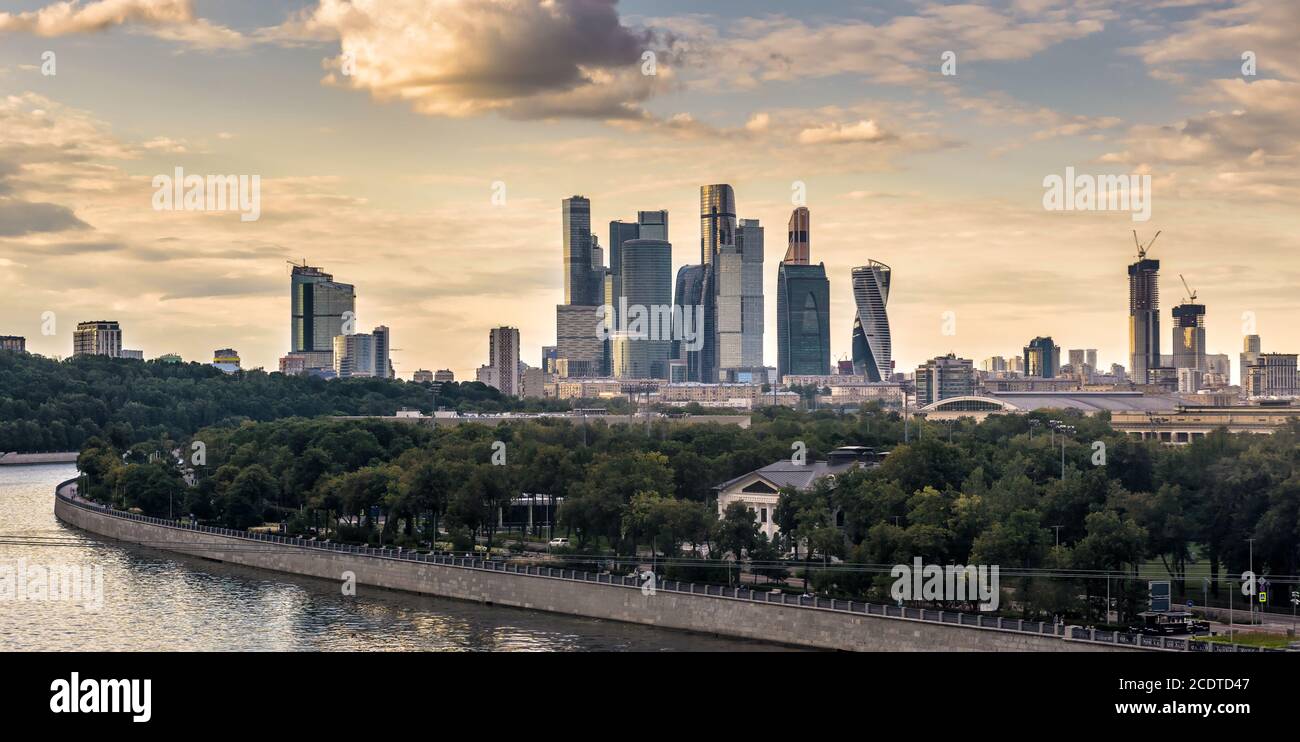 I grattacieli della città di Mosca e l'argine di Luzhniki, Mosca, Russia. Paesaggio urbano di Mosca con complessi di edifici moderni sul fiume Moskva. Panoramica Foto Stock