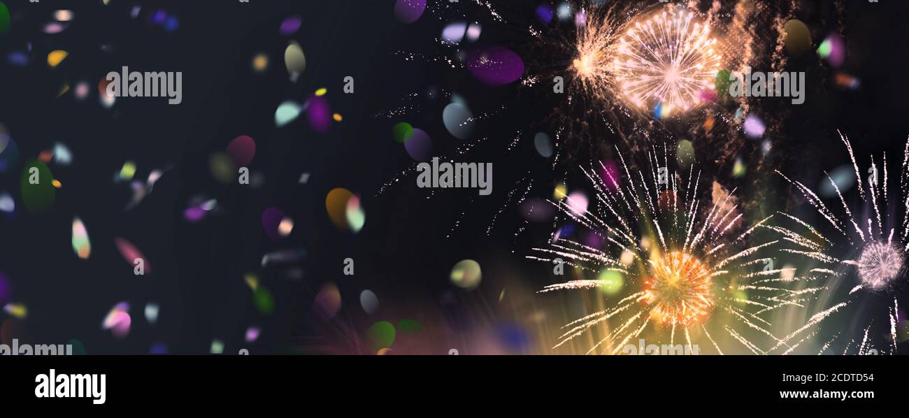 stelle e luci motivo di brillanti fuochi d'artificio scintillanti con colorato confetti e cenere cerchiata Foto Stock