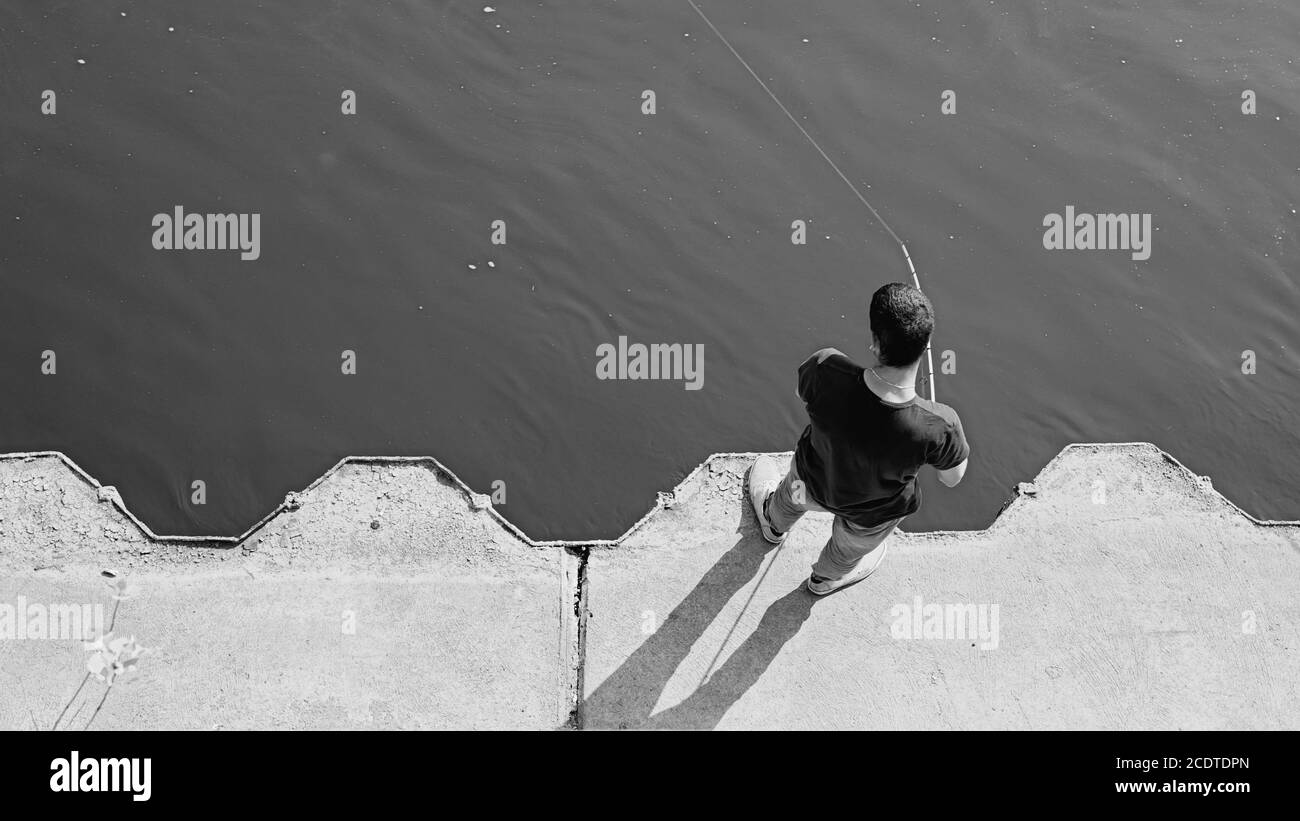 Pescatore sulle rive del fiume Elba a Magdeburgo In estate Foto Stock