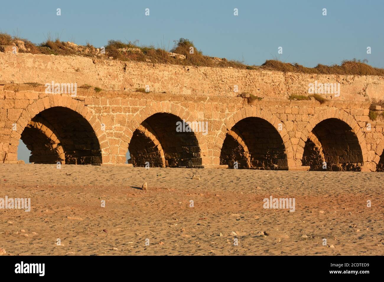 Acquedotto romano a Cesarea, Israele settentrionale. Foto Stock