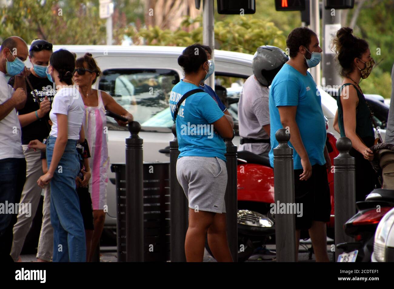 Le persone per le strade indossando maschere facciali come misura preventiva contro la diffusione del Coronavirus (COVID-19). A seguito di un'impennata dell'epidemia di coronavirus (COVID-19) in Francia, 21 dipartimenti sono stati classificati nella zona rossa. I 21 dipartimenti interessati da una circolazione attiva del virus sono Bouches-du-Rhône, Parigi, Seine-Saint-Denis, Val-de-Marne, Hauts-de-Seine, Seine-et-Marne, Essonne, Val-d'Oise, Yvelines, Sarthe, Rhône, Gironde, Haute-Garonne, Hérault, Gard, Var e Alpes-Maritimes per la Francia metropolitana. Guadalupa, Martinica e Guiana sono i tre territori d'oltremare Foto Stock