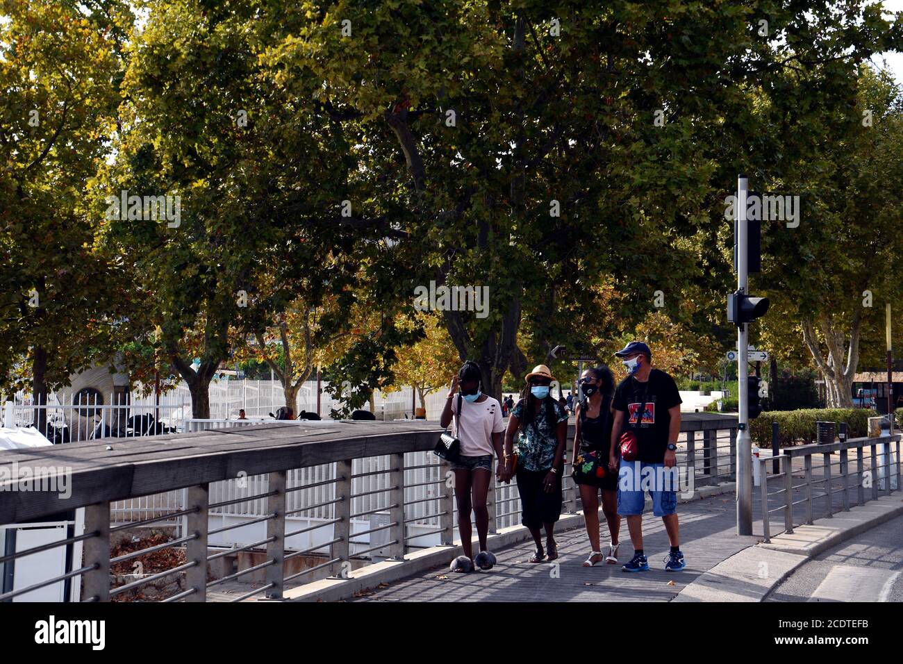 La gente cammina lungo la strada indossando maschere facciali come misura preventiva contro la diffusione del Coronavirus (COVID-19).a seguito di un'impennata nell'epidemia del coronavirus (COVID-19) in Francia, 21 dipartimenti sono stati classificati nella zona rossa. I 21 dipartimenti interessati da una circolazione attiva del virus sono Bouches-du-Rhône, Parigi, Seine-Saint-Denis, Val-de-Marne, Hauts-de-Seine, Seine-et-Marne, Essonne, Val-d'Oise, Yvelines, Sarthe, Rhône, Gironde, Haute-Garonne, Hérault, Gard, Var e Alpes-Maritimes per la Francia metropolitana. Guadalupa, Martinica e Guyana sono le tre t d'oltremare Foto Stock