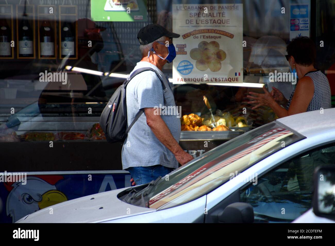 Un uomo cammina lungo la strada indossando una maschera facciale come misura preventiva contro la diffusione del Coronavirus (COVID-19).a seguito di un'impennata nell'epidemia di coronavirus (COVID-19) in Francia, 21 dipartimenti sono stati classificati nella zona rossa. I 21 dipartimenti interessati da una circolazione attiva del virus sono Bouches-du-Rhône, Parigi, Seine-Saint-Denis, Val-de-Marne, Hauts-de-Seine, Seine-et-Marne, Essonne, Val-d'Oise, Yvelines, Sarthe, Rhône, Gironde, Haute-Garonne, Hérault, Gard, Var e Alpes-Maritimes per la Francia metropolitana. Guadalupa, Martinica e Guyana sono le tre oltremare Foto Stock