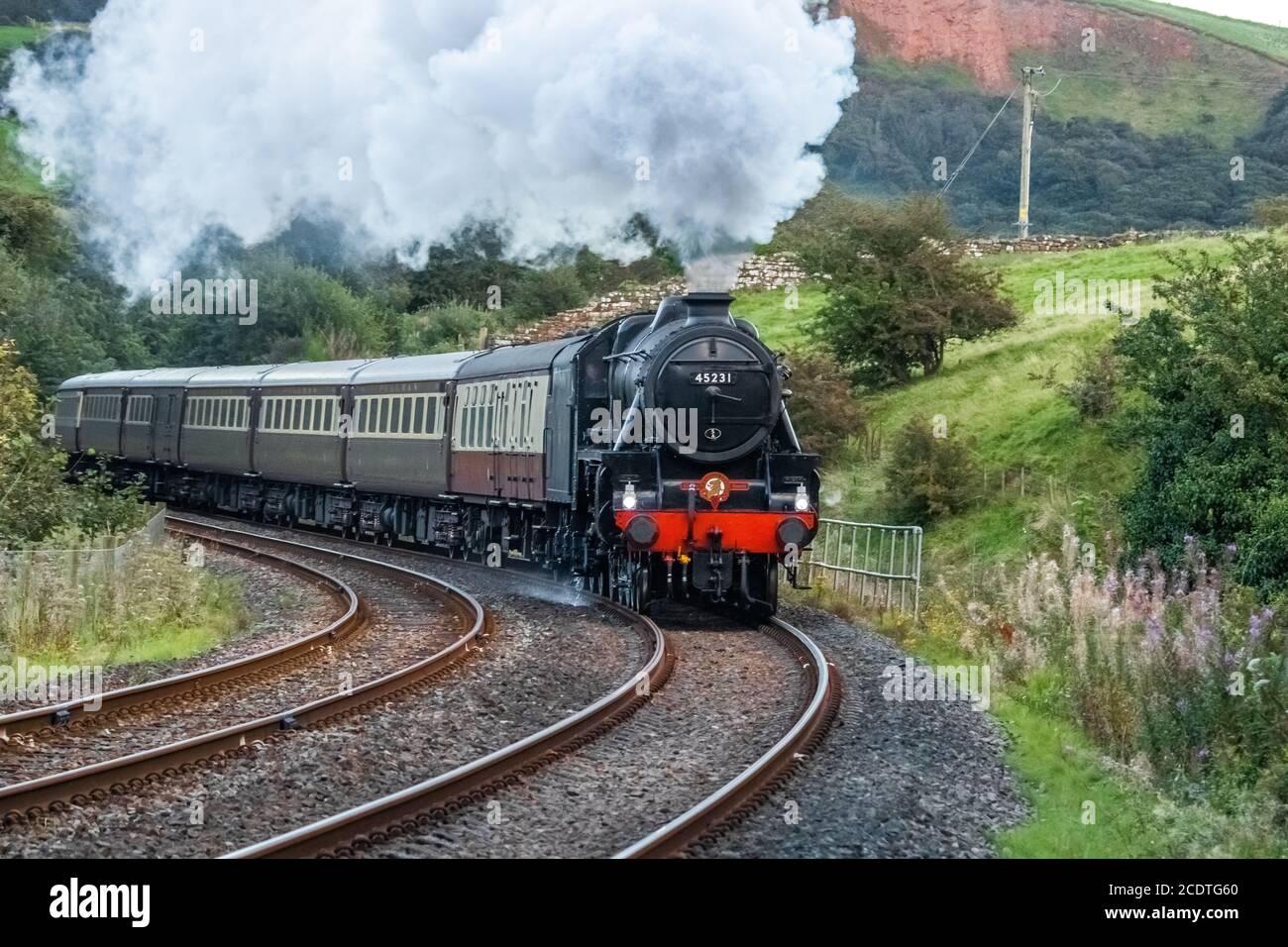 Barrow-in-Furness, Cumbria, Regno Unito. 29 agosto 2020. La locomotiva a vapore Sherwood Forester 45231 passa vicino all'abbazia di Furness sulla linea costiera di Cumbria. Credito: Greenburn/Alamy Live News Foto Stock