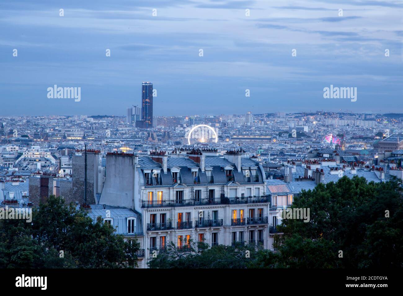 Tetti ed edifici in uno skyline di Parigi da Montmartre. Scatto a lunga esposizione. Foto Stock