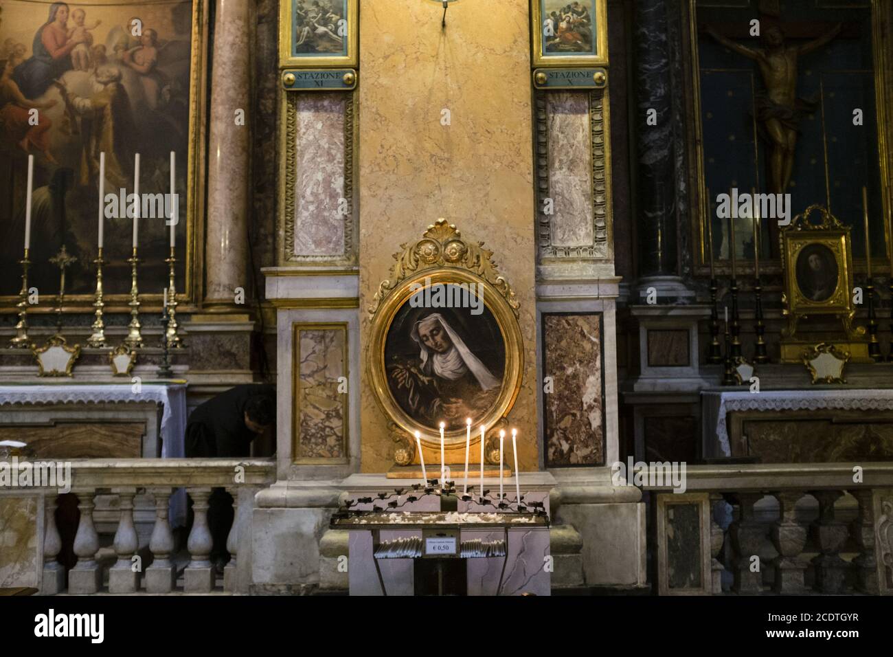 Santa Trinità dei pellegrini, Roma, altare con candele votive accese Foto Stock