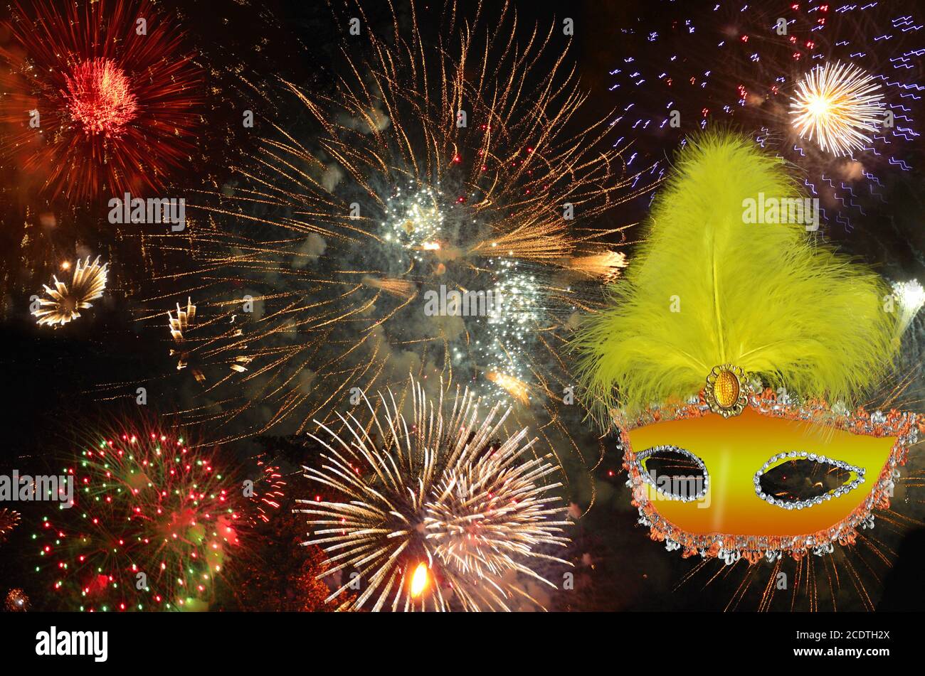 Fuochi d'artificio colorati al cielo notturno nero e maschera con piume Foto Stock