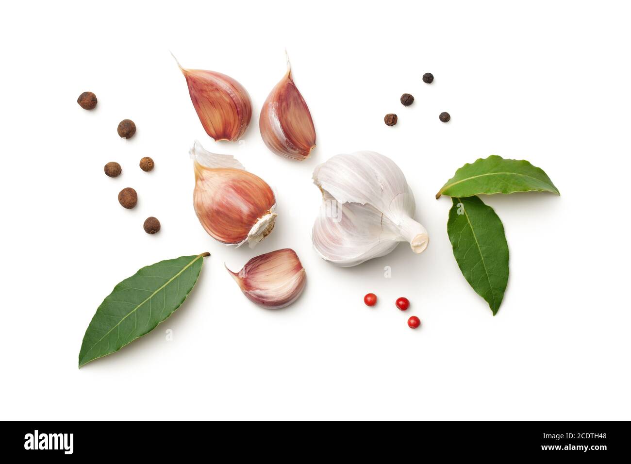 Aglio, foglie di alloro, pepe della Giamaica e pepe isolato su sfondo bianco Foto Stock
