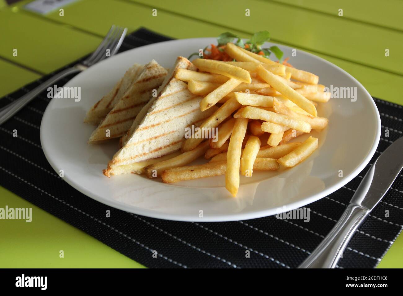 Il menu del ristorante. I piatti che danno a ristoranti. Le patatine fritte. Foto Stock